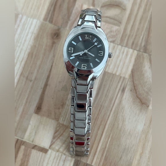 Stainless Ladies Watch Black Dial Stainless Luminous Hands Markers - Picture 5 of 13